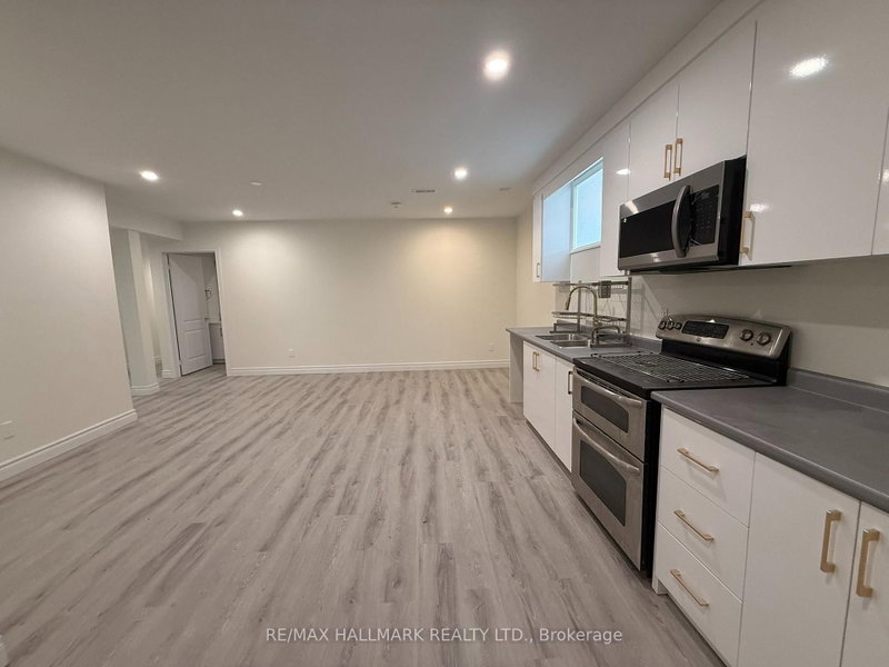 43 Oak Ave photo 5