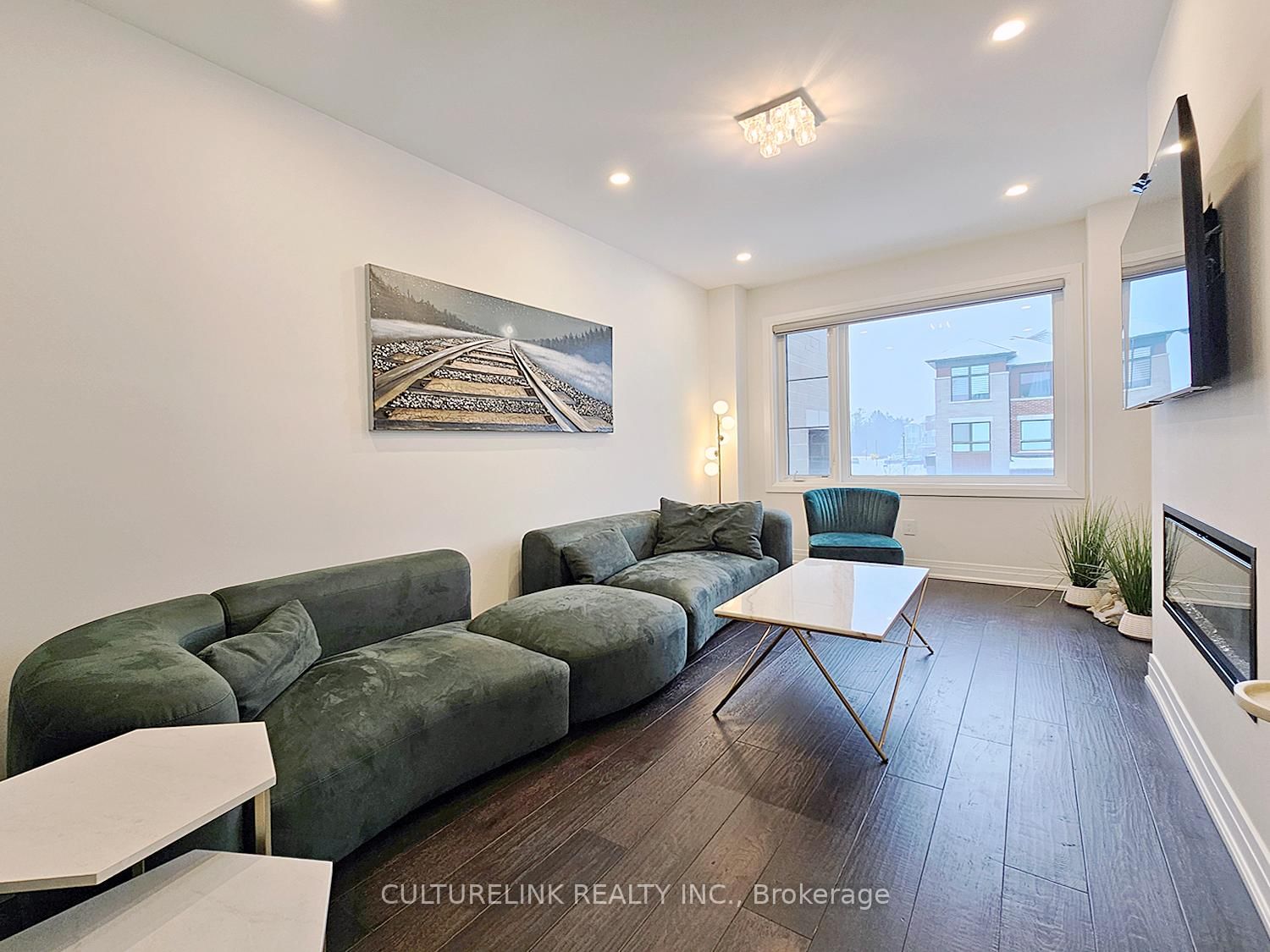 551 New England Court • Newmarket, ON photo 16