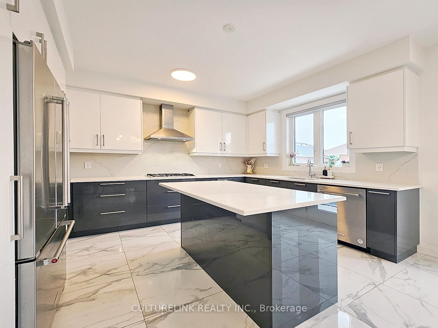 551 New England Court • Newmarket, ON photo 5