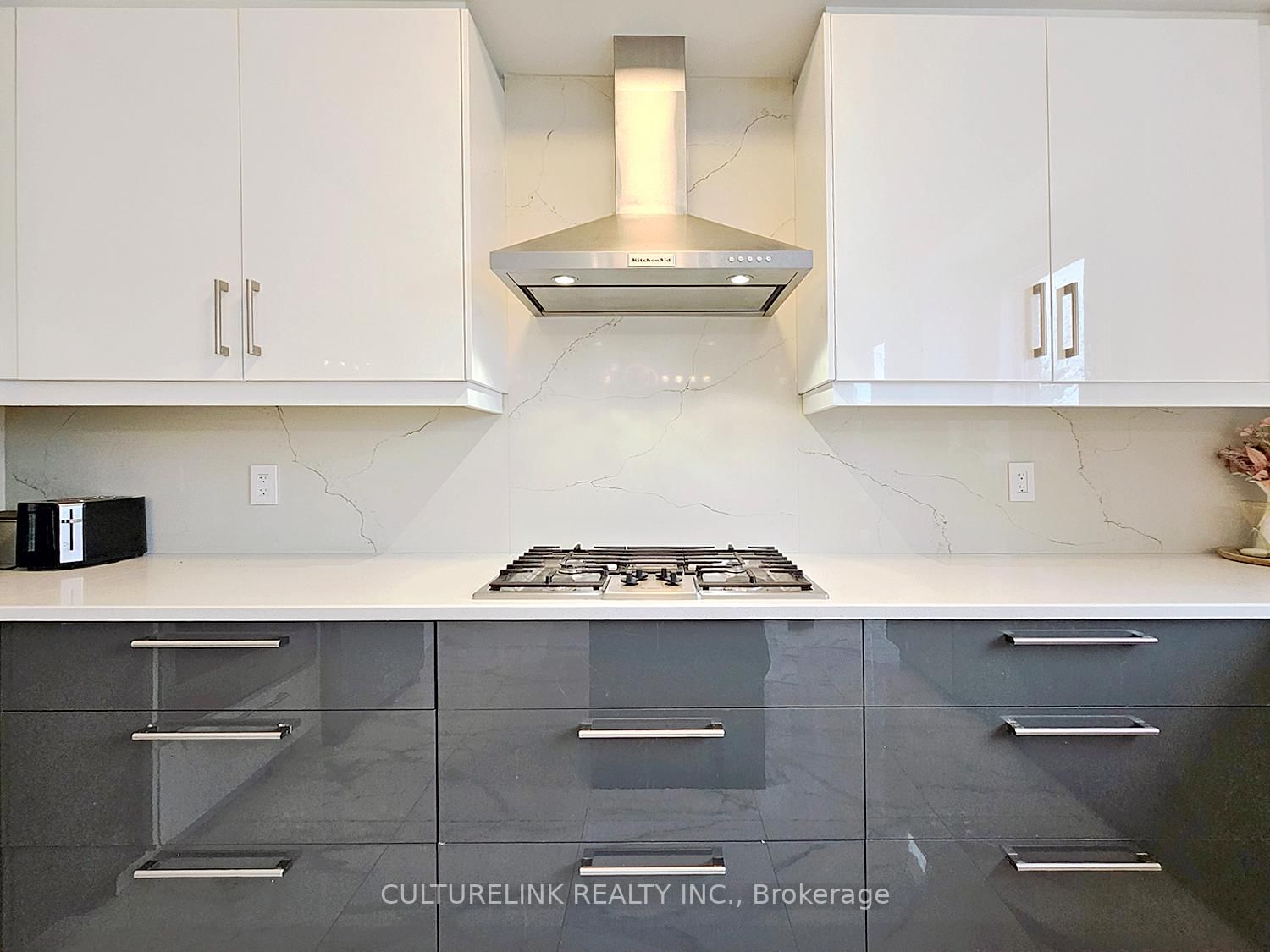 551 New England Court • Newmarket, ON photo 6