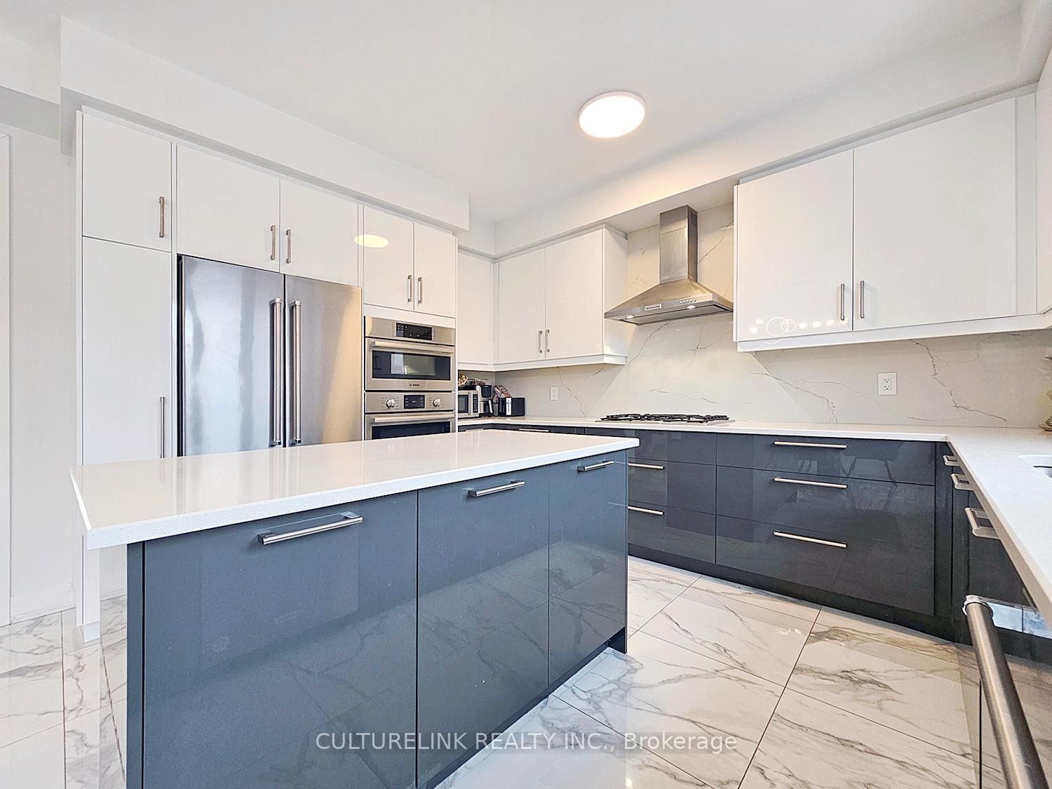 551 New England Court • Newmarket, ON photo 8