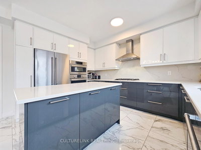 551 New England Court • Newmarket, ON photo 8