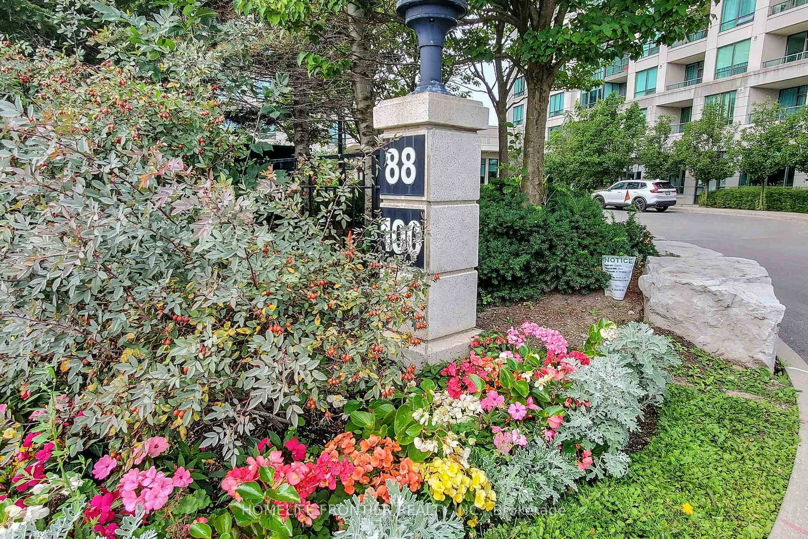 610 - 100 Promenade Circle, Vaughan 3