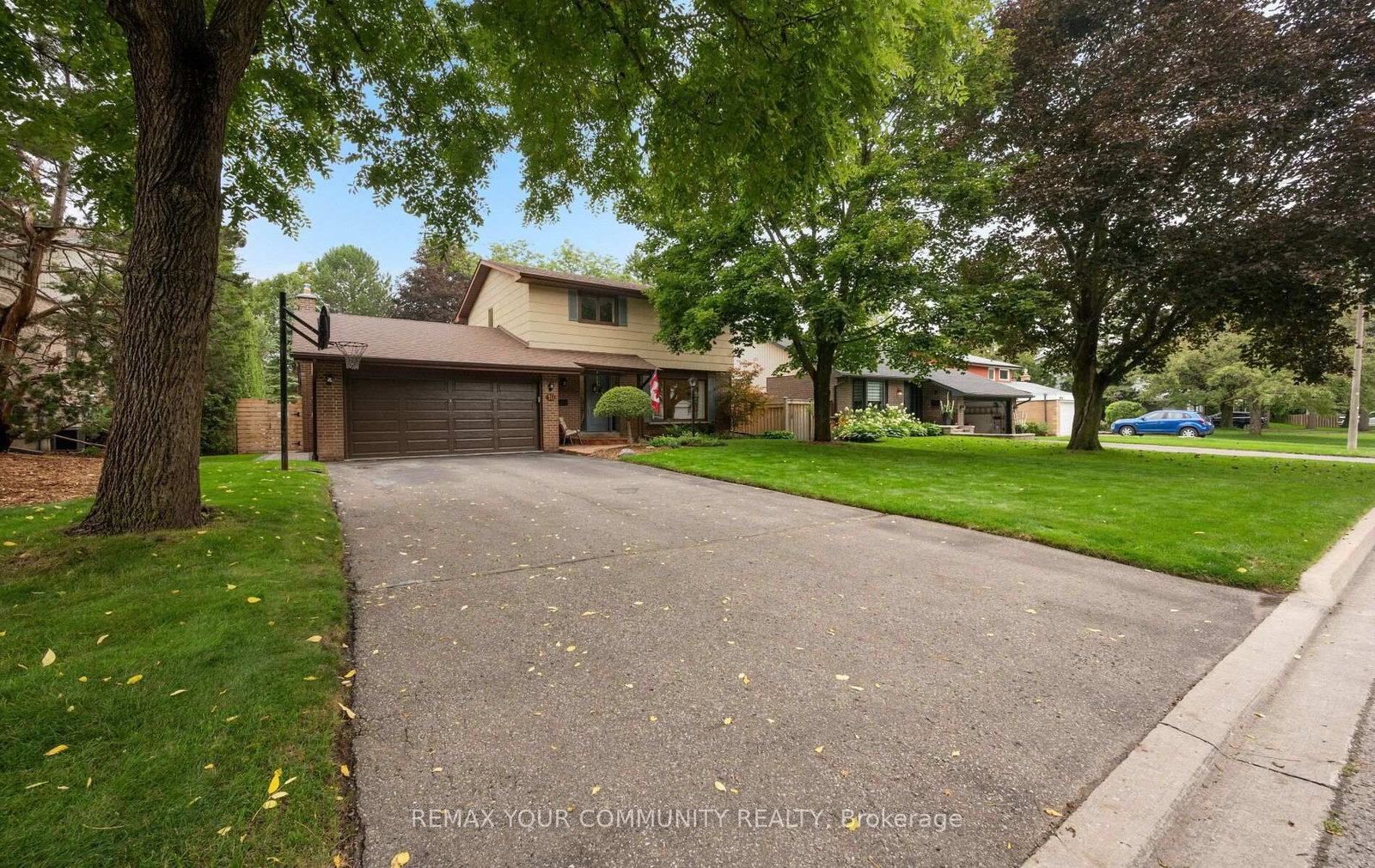 10 Glenview Drive • Aurora, ON photo 2