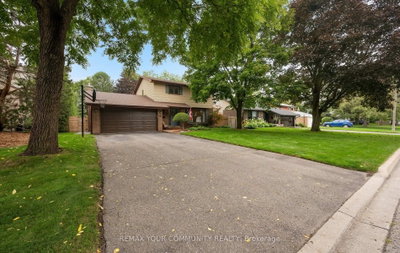 10 Glenview Drive • Aurora, ON photo 2