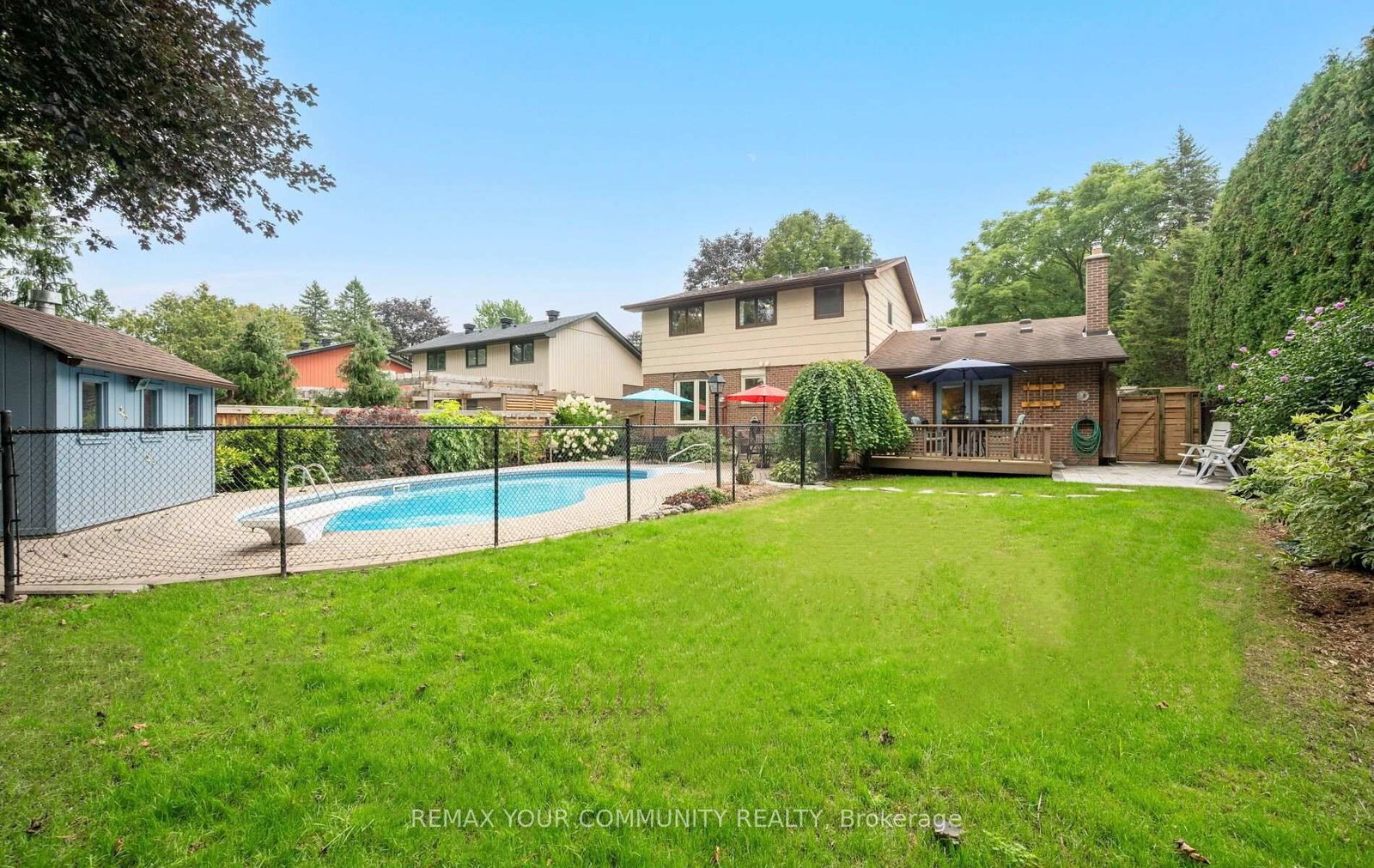 10 Glenview Drive • Aurora, ON photo 3