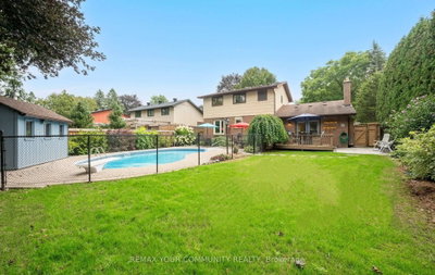 10 Glenview Drive • Aurora, ON photo 3