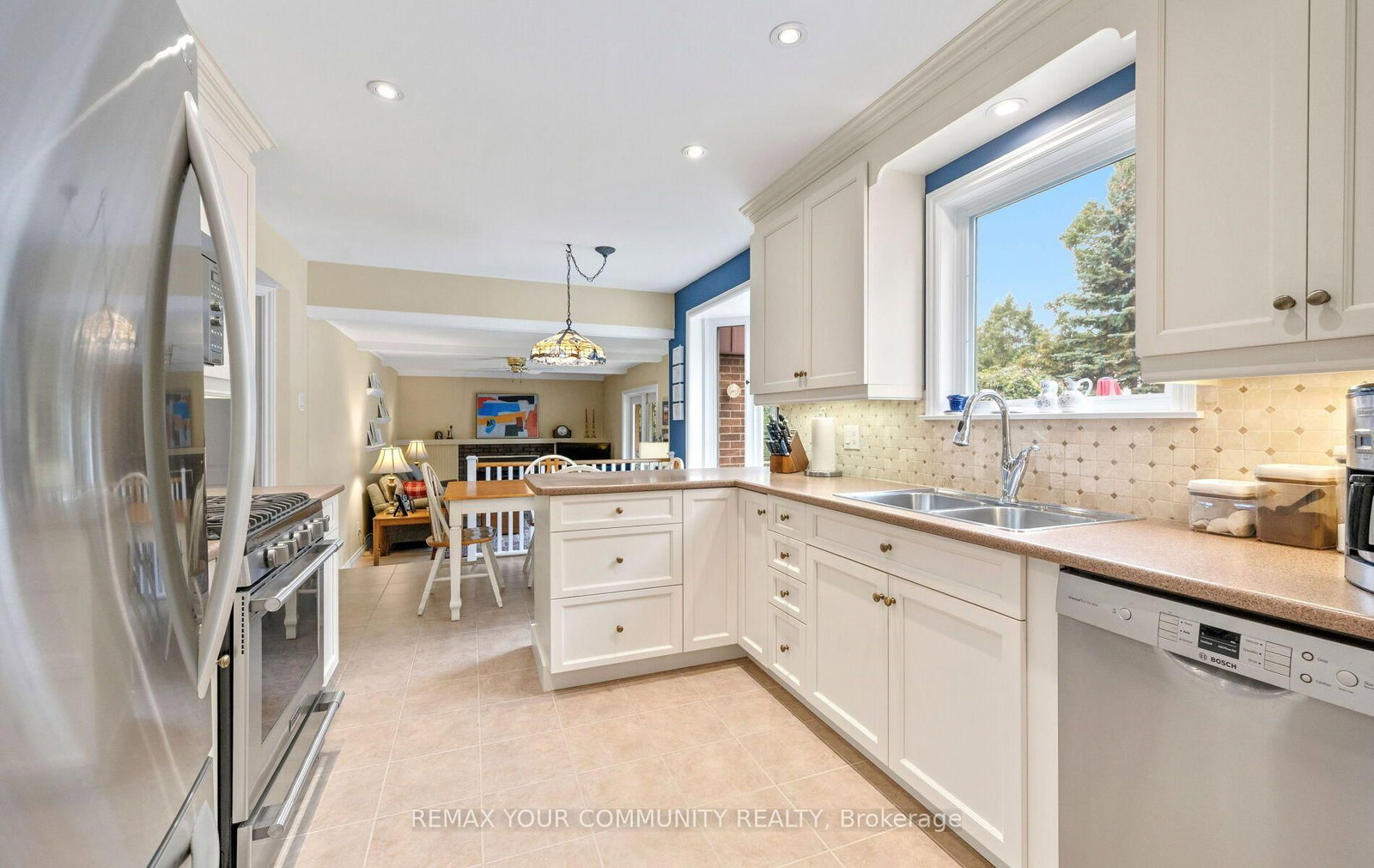 10 Glenview Drive • Aurora, ON photo 6
