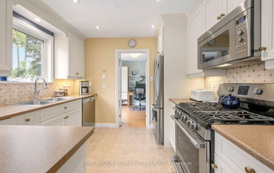 10 Glenview Drive • Aurora, ON photo 7