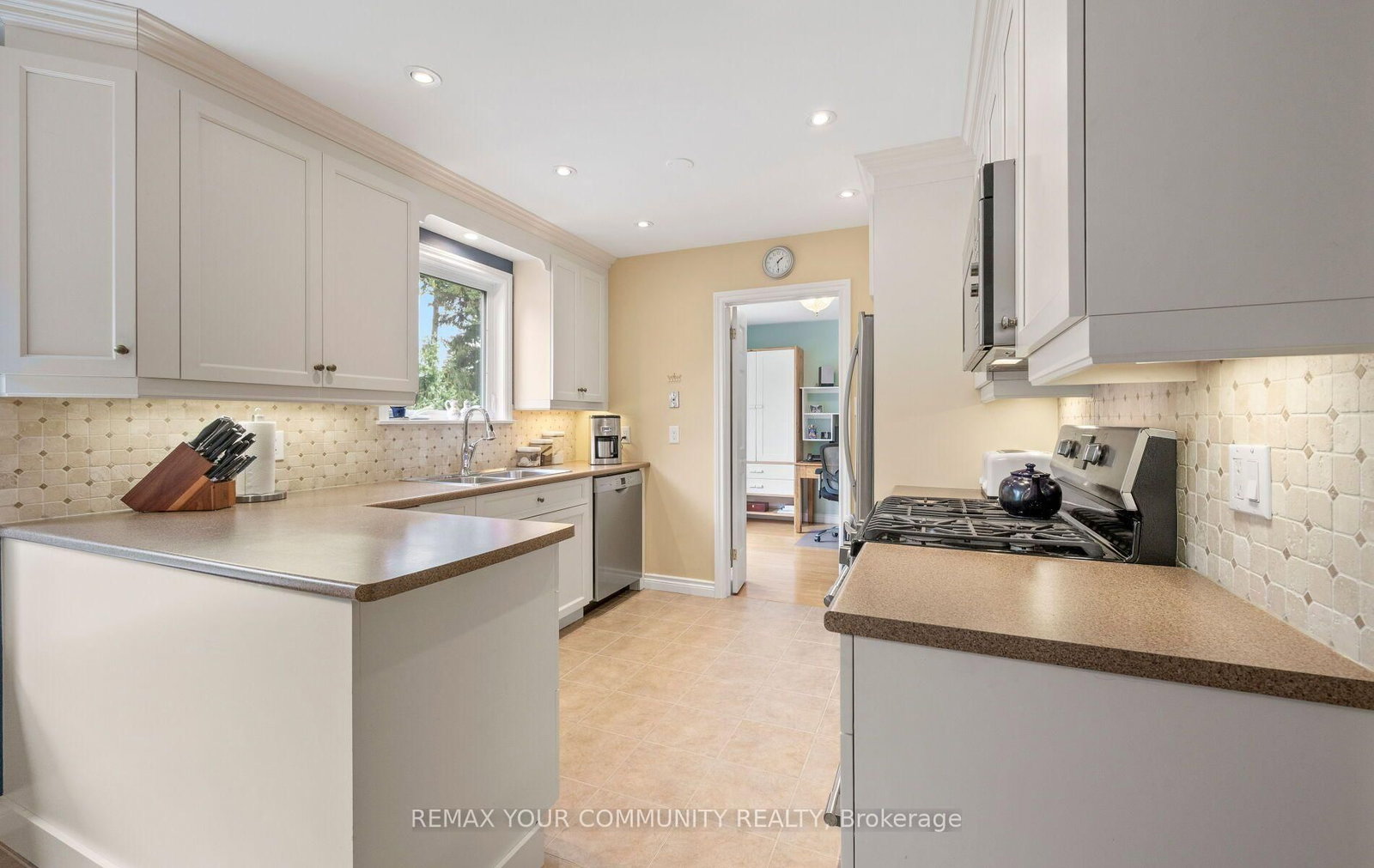 10 Glenview Drive • Aurora, ON photo 8
