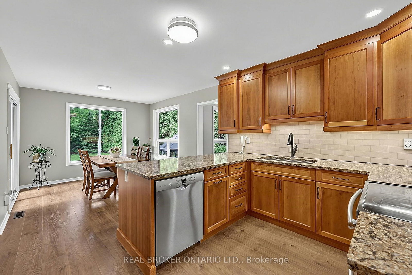 2 Amberglen Court • East Gwillimbury, ON photo 12