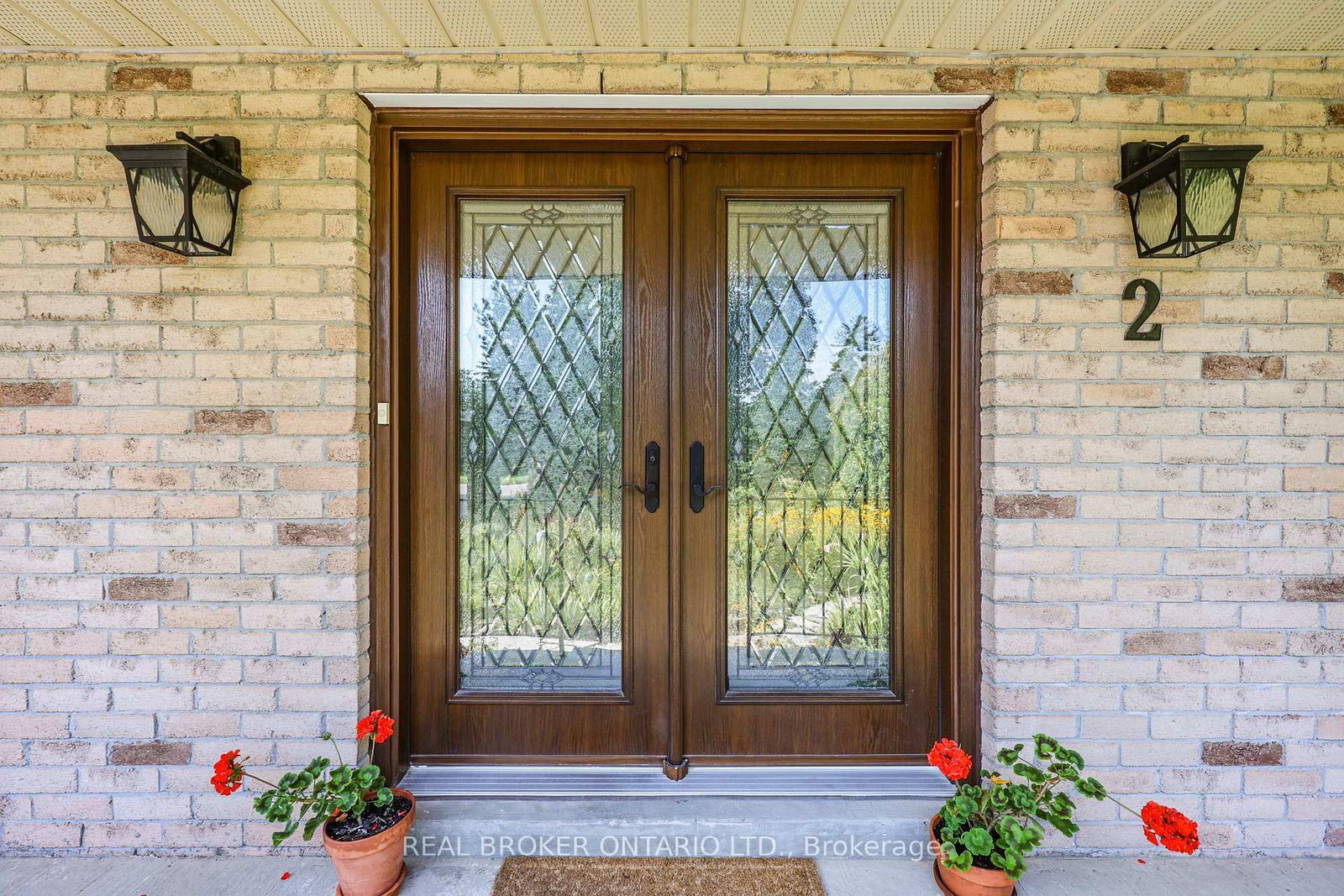 2 Amberglen Court • East Gwillimbury, ON photo 3
