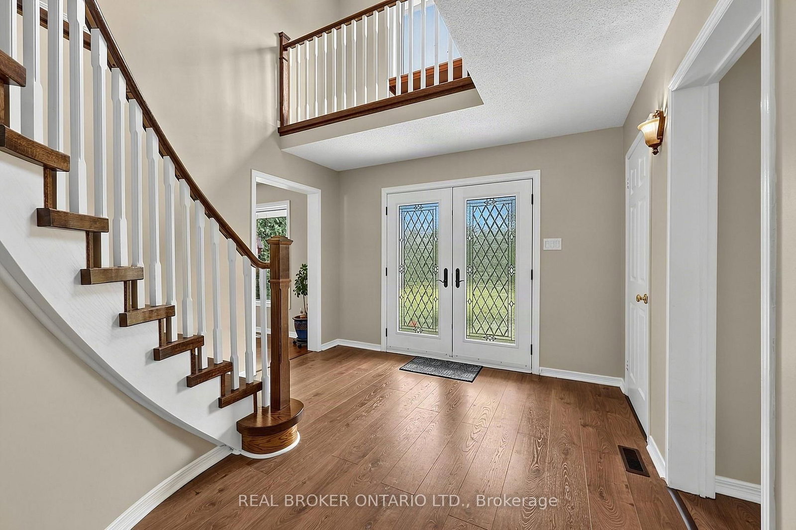 2 Amberglen Court • East Gwillimbury, ON photo 4
