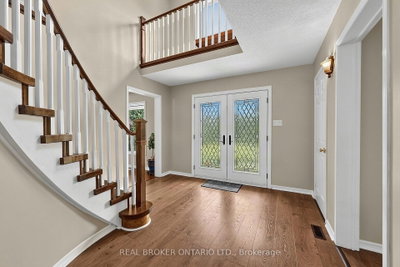 2 Amberglen Court • East Gwillimbury, ON photo 4