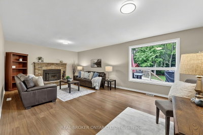 2 Amberglen Court • East Gwillimbury, ON photo 9