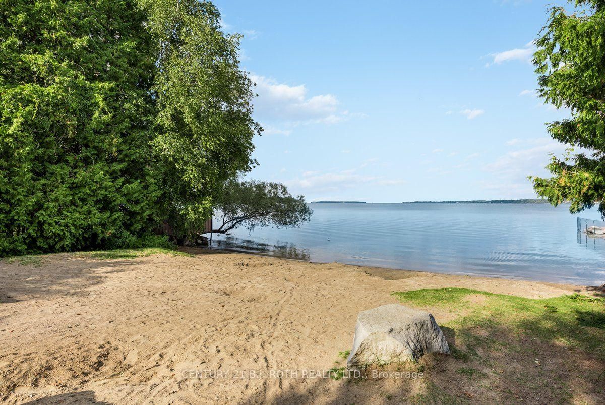 922 Elizabeth Avenue • Innisfil, ON photo 3