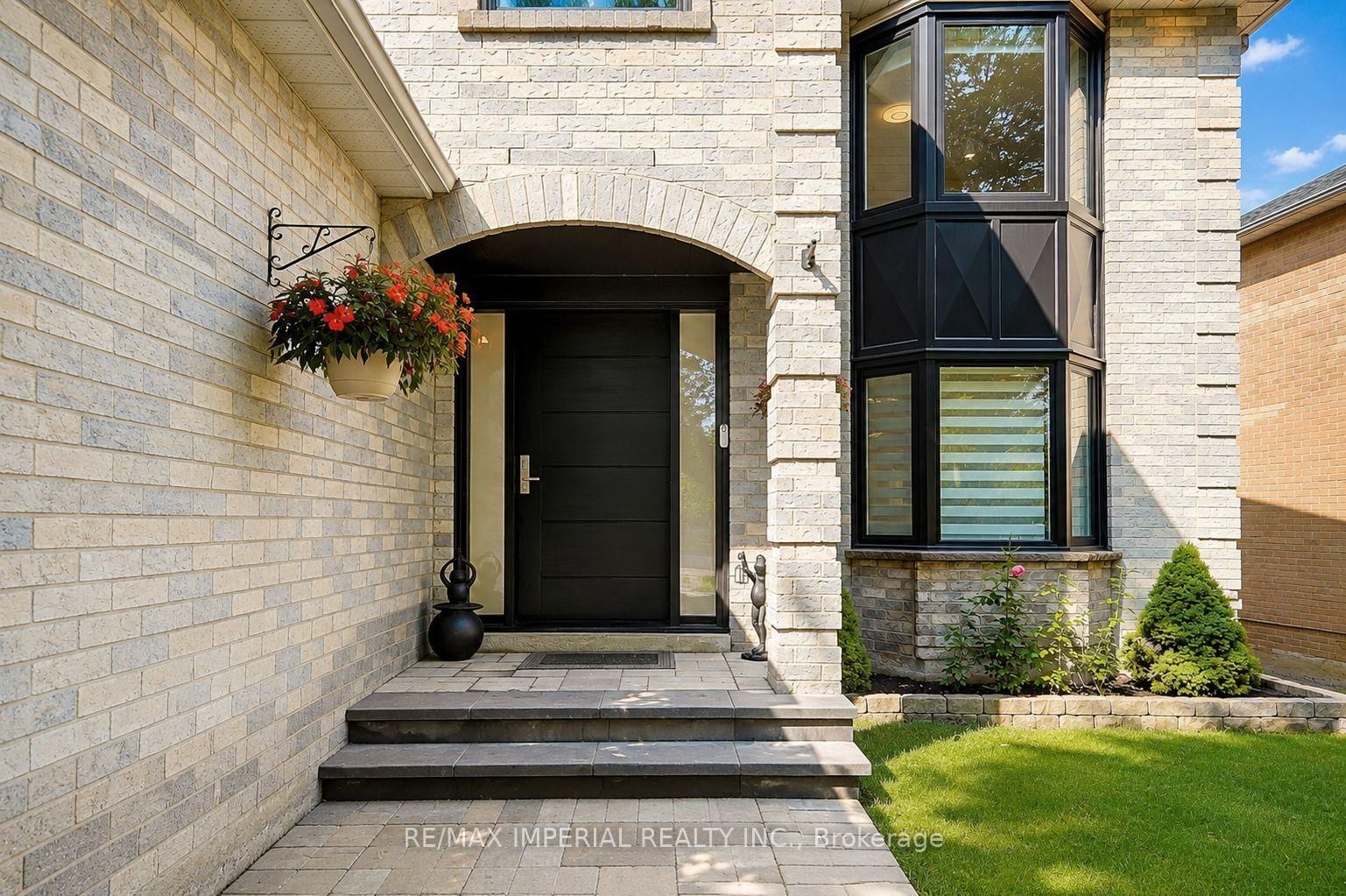 176 Timpson Drive • Aurora, ON photo 3