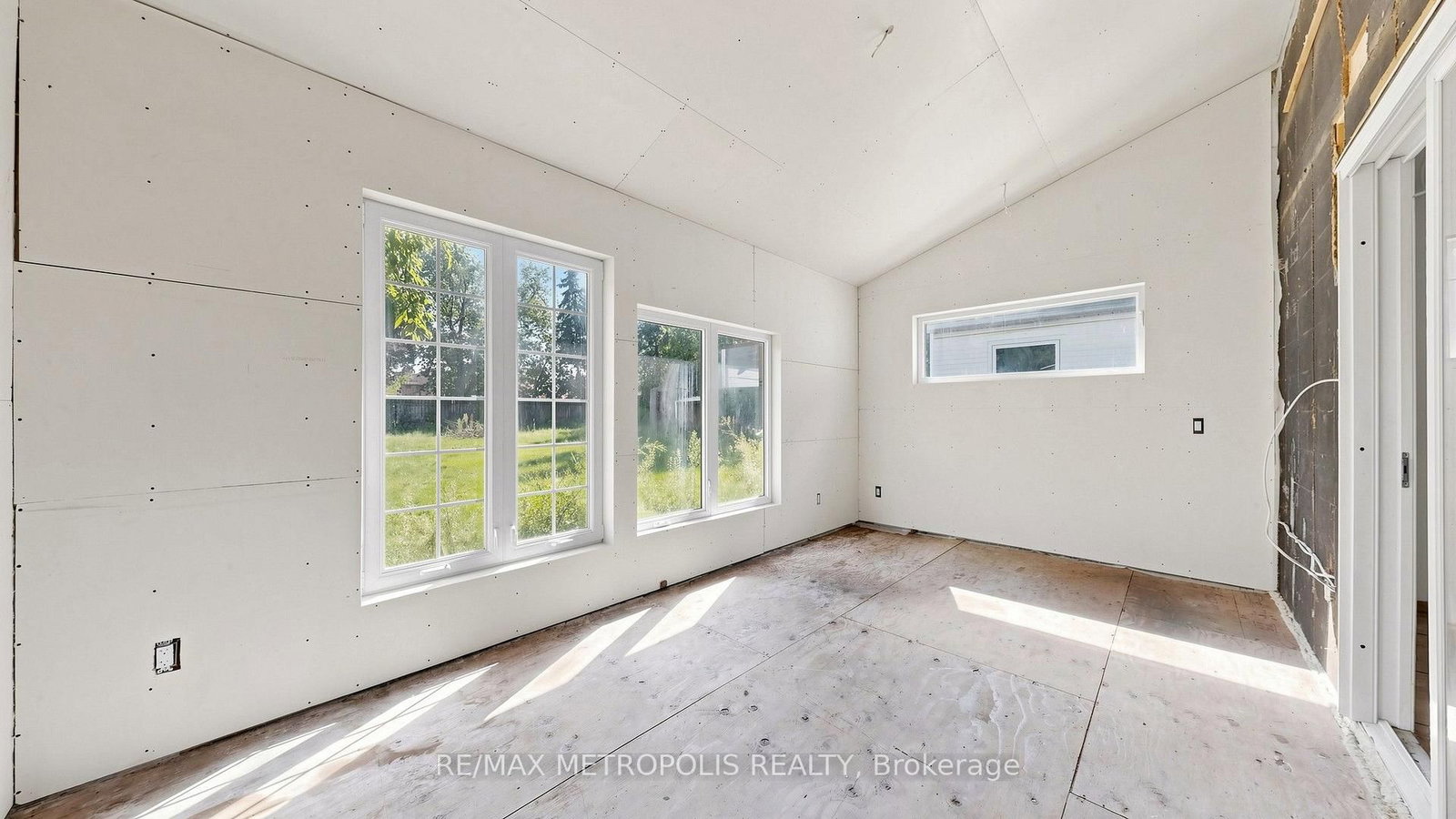 1051 Goshen Road • Innisfil, ON photo 5
