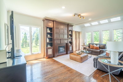 6 Stonegate Street • Whitchurch-Stouffville, ON photo 4