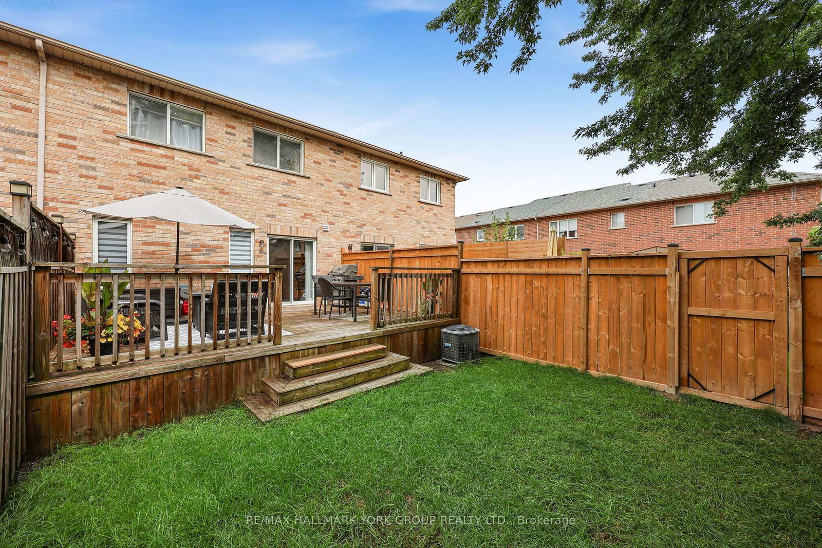 620 Bondi Avenue • Newmarket, ON photo 2