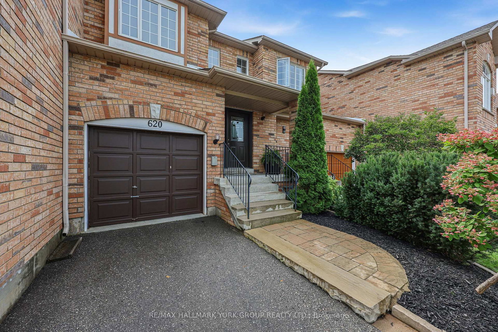 620 Bondi Avenue • Newmarket, ON photo 3