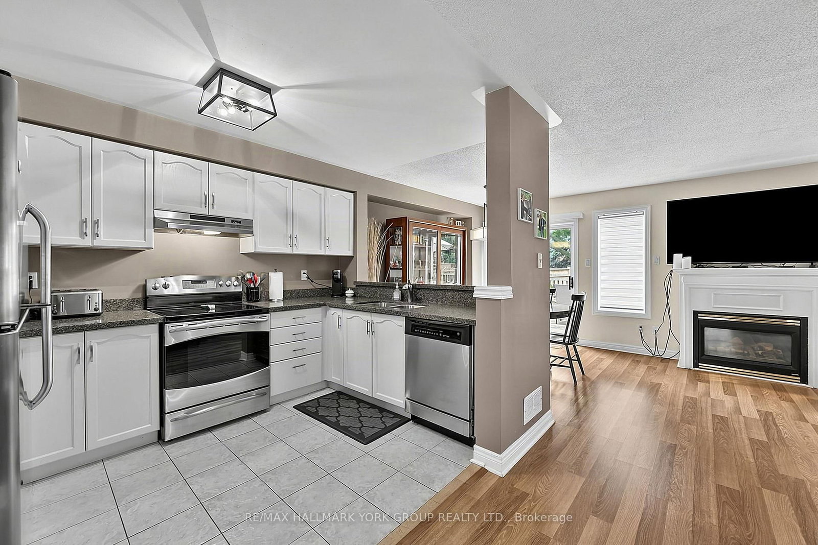 620 Bondi Avenue • Newmarket, ON photo 8