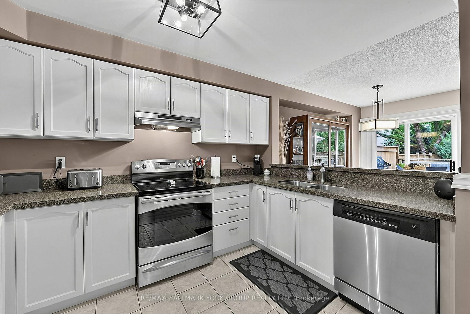 620 Bondi Avenue • Newmarket, ON photo 9