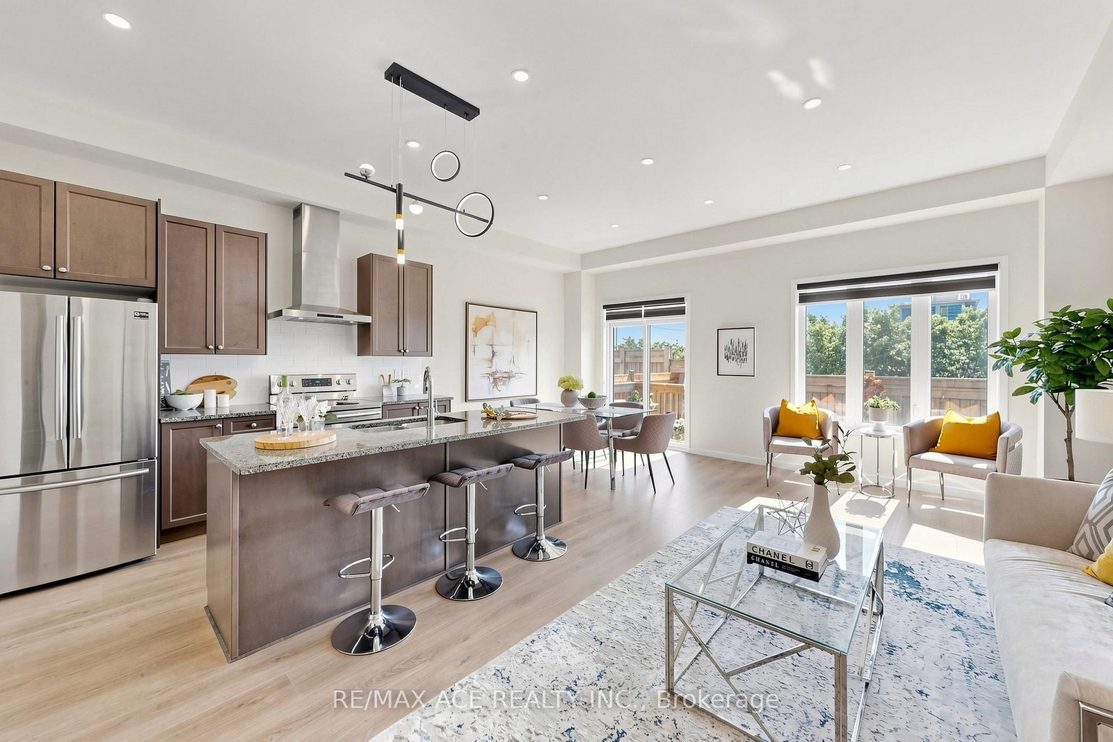 368 Elyse Court • Aurora, ON photo 6