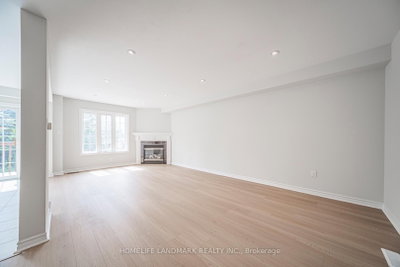 59 Bloomgate Crescent • Richmond Hill, ON photo 5