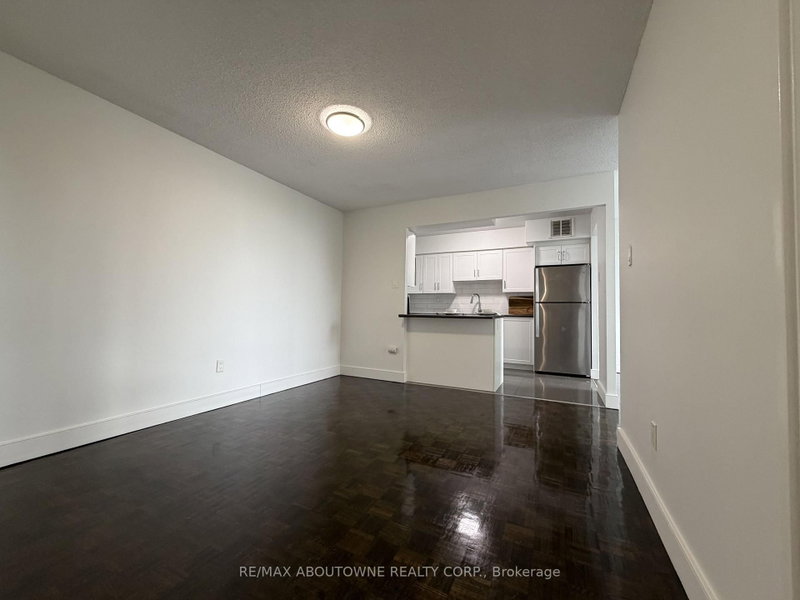 513 - 145 Wellington Street W