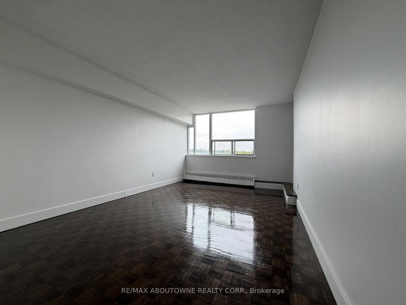513 - 145 Wellington Street W