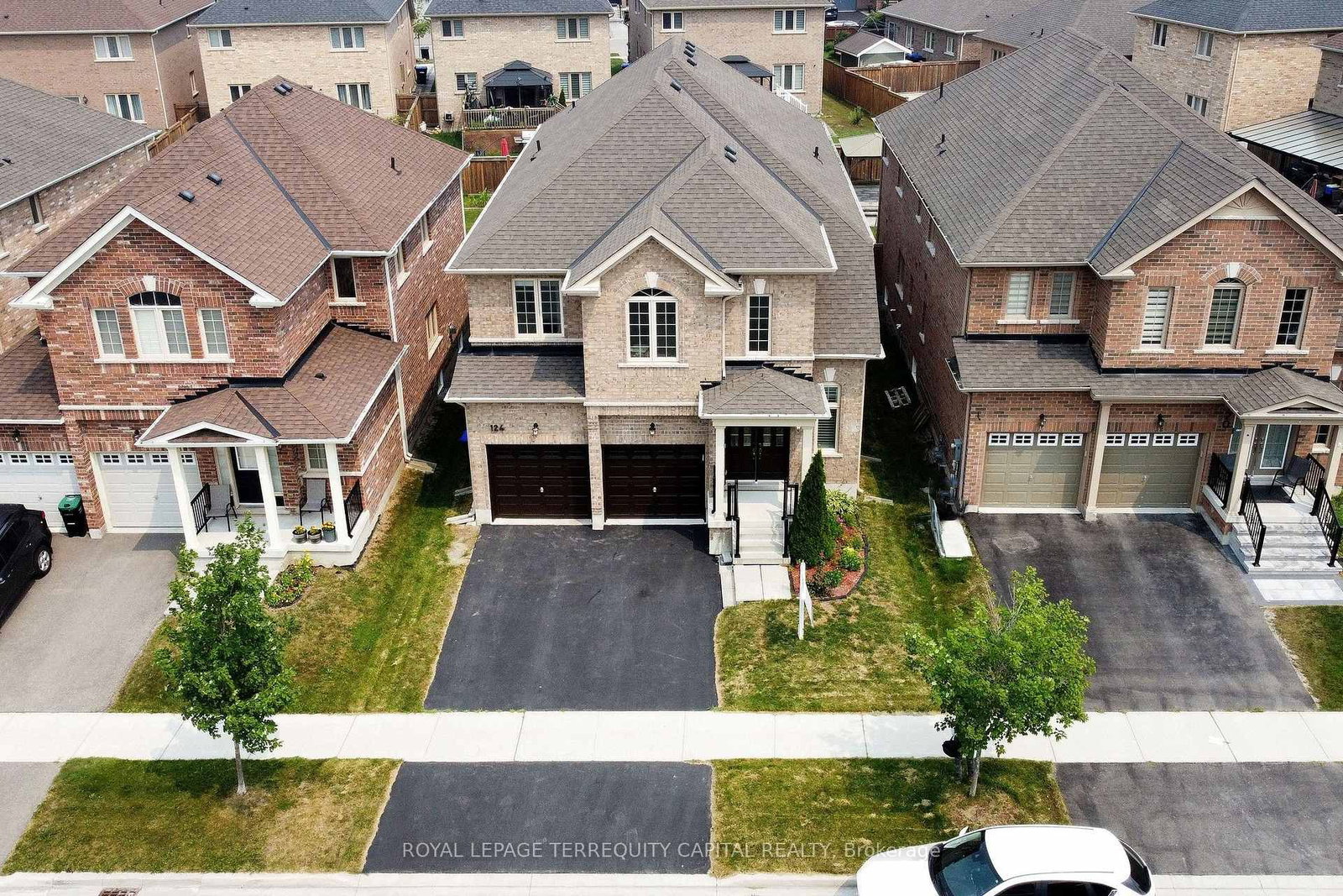 124 Milby Crescent • Bradford West Gwillimbury, ON photo 2