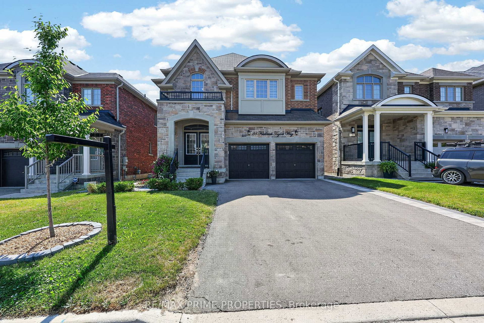 28 Frederick Taylor Way • East Gwillimbury, ON photo 1