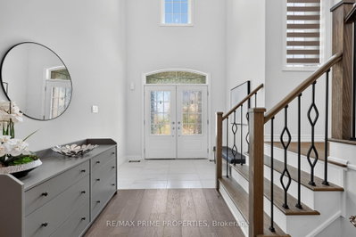 28 Frederick Taylor Way • East Gwillimbury, ON photo 4