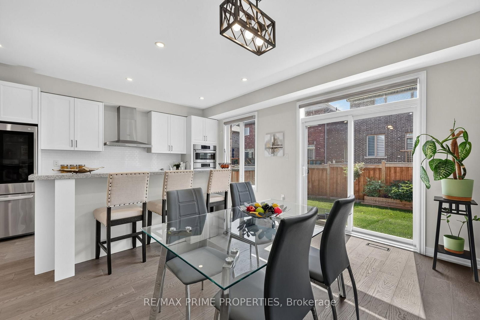 28 Frederick Taylor Way • East Gwillimbury, ON photo 6