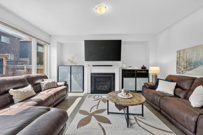 28 Frederick Taylor Way • East Gwillimbury, ON photo 8