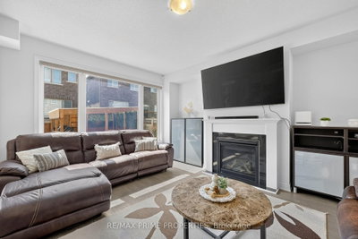 28 Frederick Taylor Way • East Gwillimbury, ON photo 9