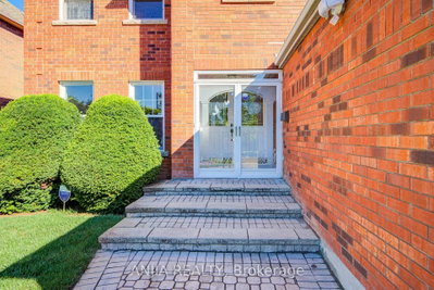 32 Turnberry Crescent • Markham, ON photo 3