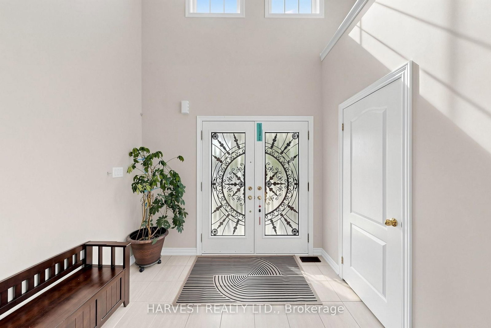 16 Mckenzie Way • Bradford West Gwillimbury, ON photo 3