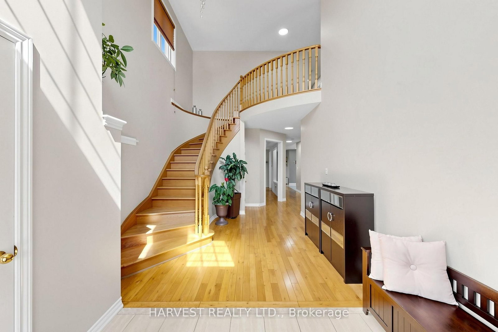 16 Mckenzie Way • Bradford West Gwillimbury, ON photo 4