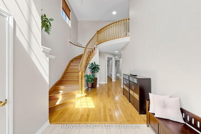 16 Mckenzie Way • Bradford West Gwillimbury, ON photo 4