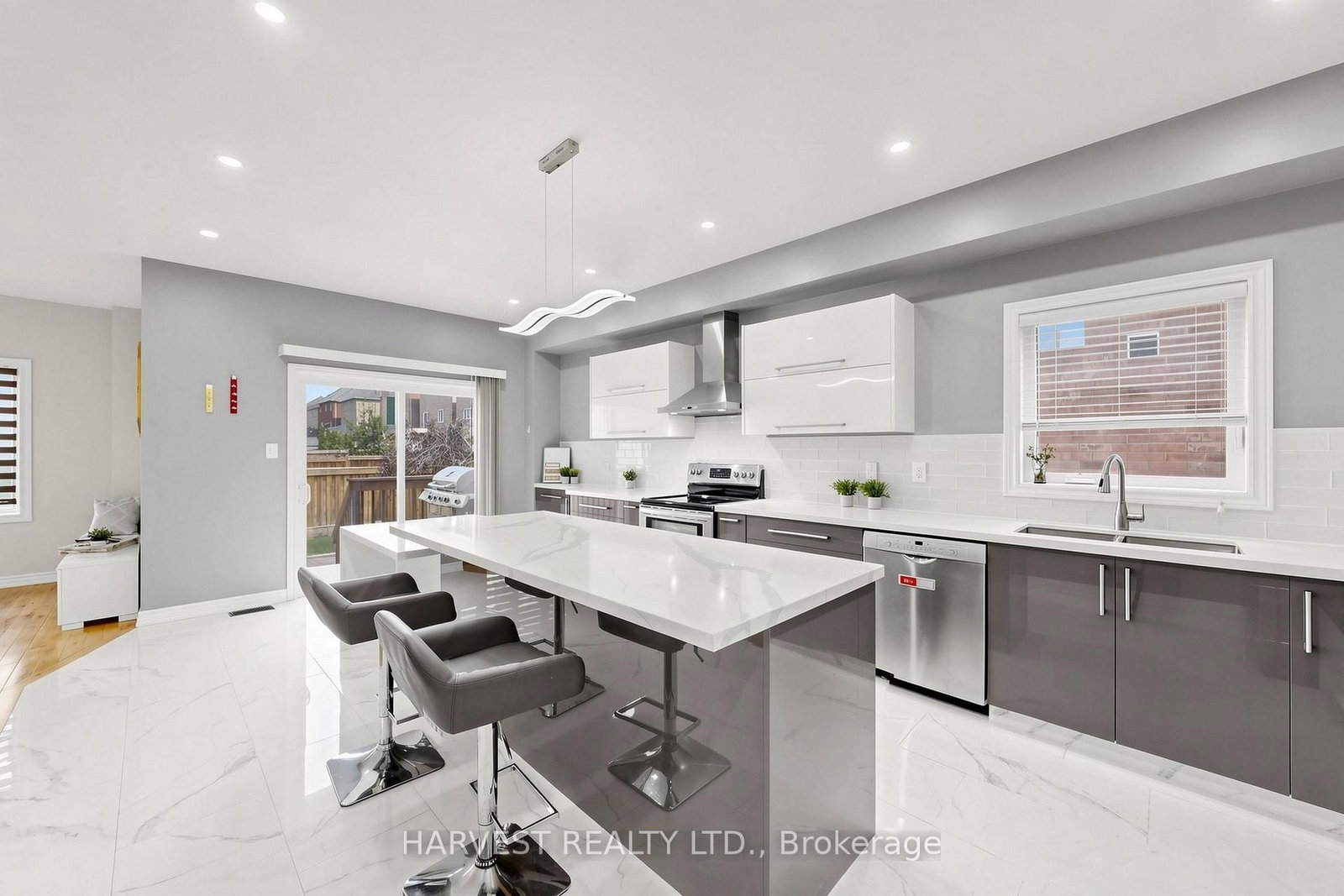 16 Mckenzie Way • Bradford West Gwillimbury, ON photo 5