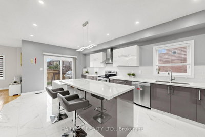 16 Mckenzie Way • Bradford West Gwillimbury, ON photo 5