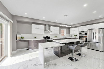 16 Mckenzie Way • Bradford West Gwillimbury, ON photo 8