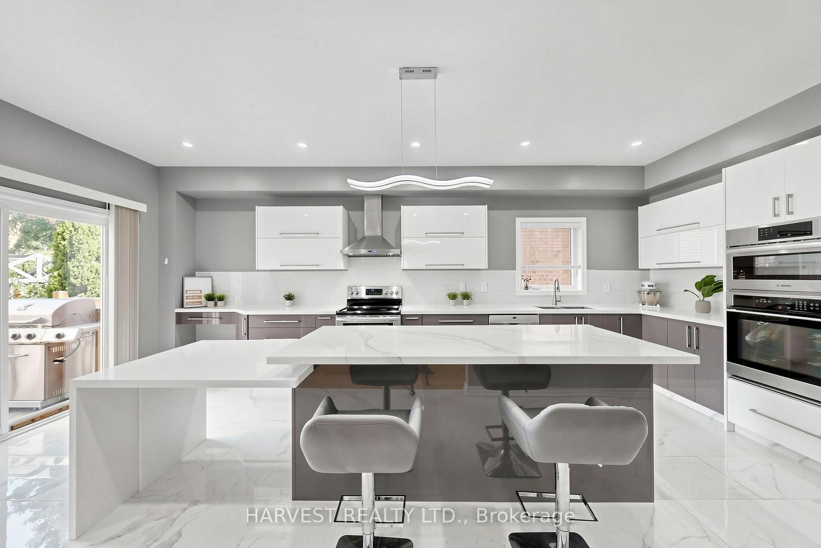 16 Mckenzie Way • Bradford West Gwillimbury, ON photo 9