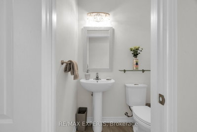 92 Robb Thompson Road • East Gwillimbury, ON photo 9