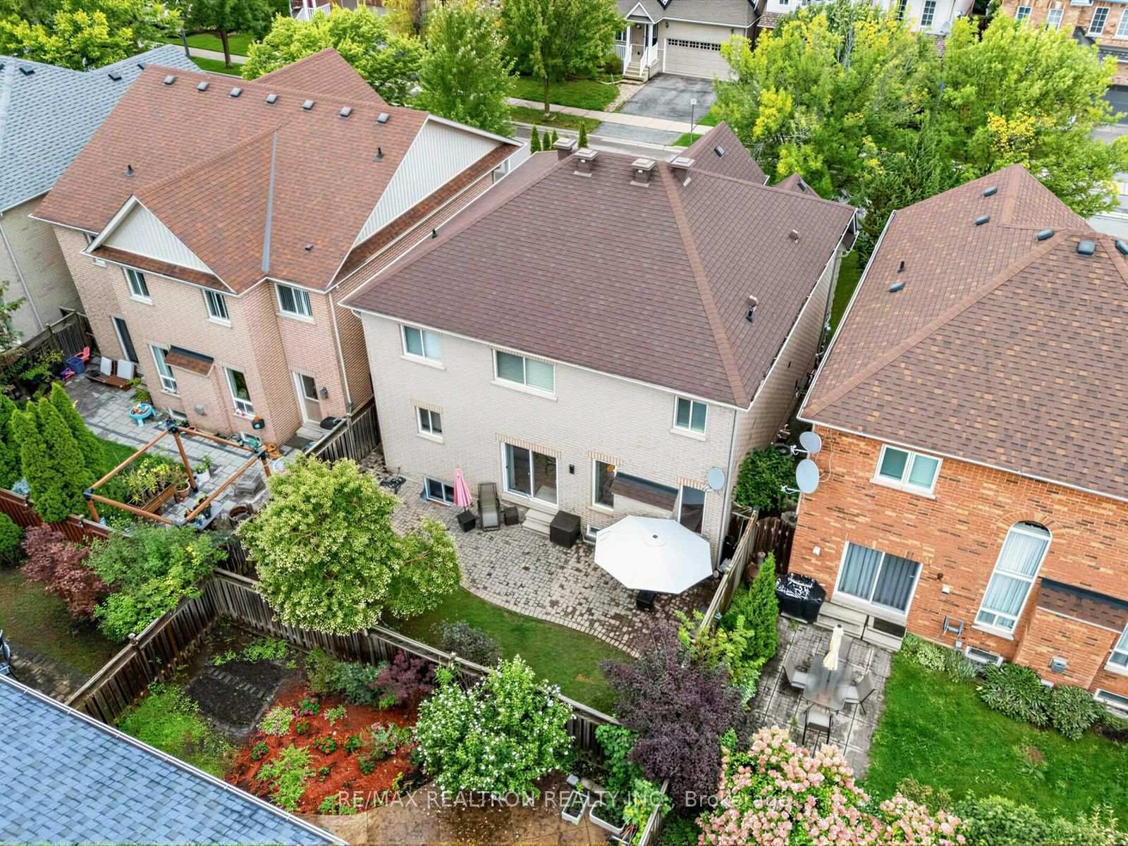 222 Birkshire Drive • Aurora, ON photo 2