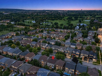 222 Birkshire Drive • Aurora, ON photo 3