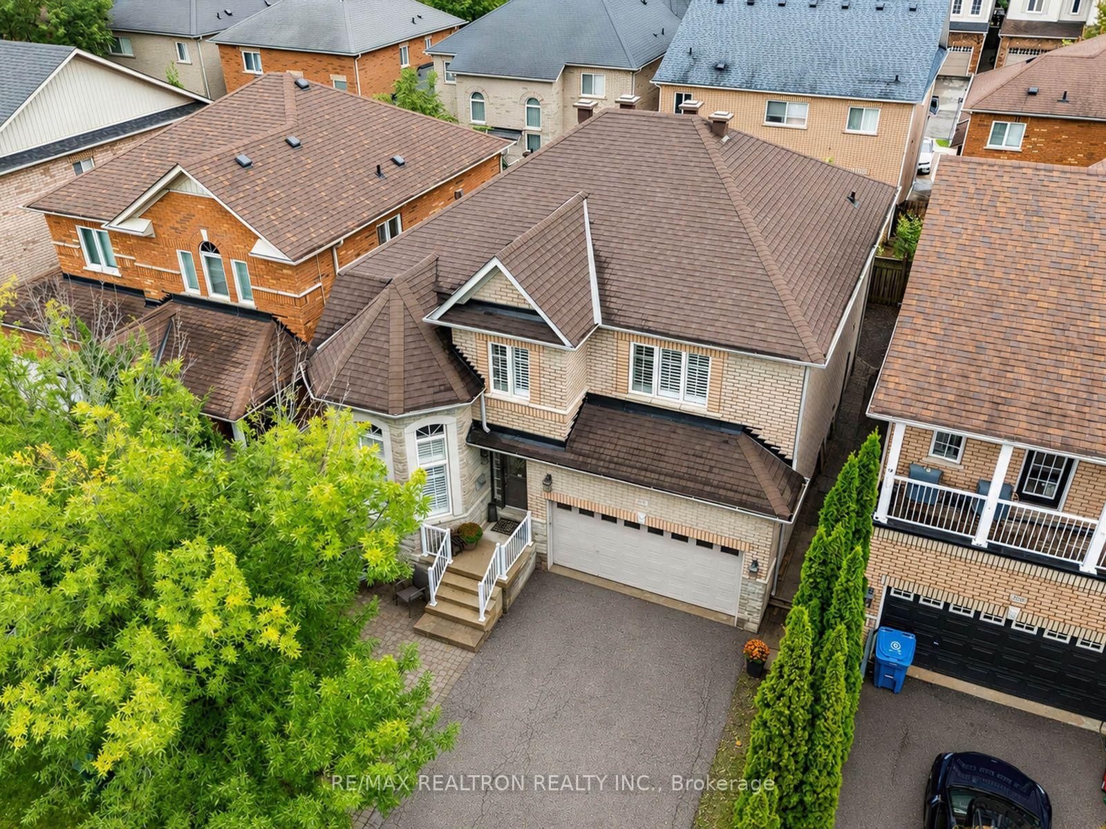 222 Birkshire Drive • Aurora, ON photo 4