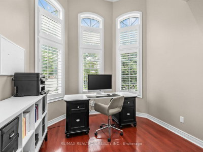 222 Birkshire Drive • Aurora, ON photo 9